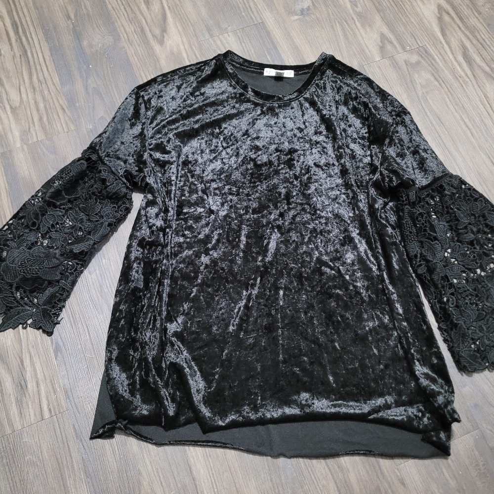 Black Velvet Top with Lace Sleeves Size 2X Witchy Dark Romantic